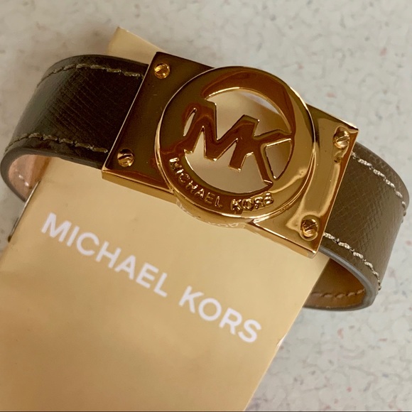 MICHAEL KORS GOLD PLATE LOGO W/ADJ. BRACELET *GUC - Picture 2 of 8